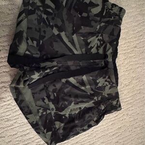 Lululemon limited edition Black/green Camouflage Shorts (6)